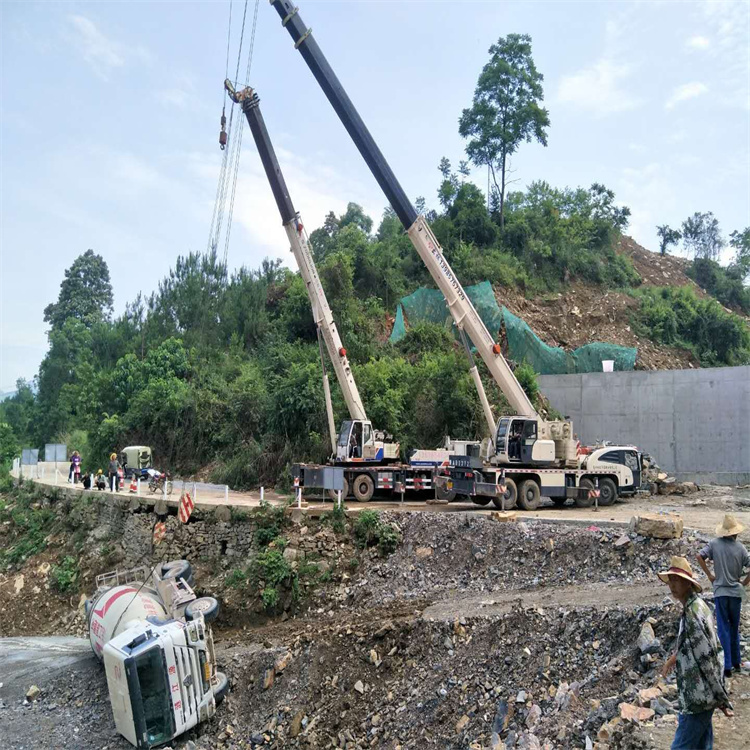 梓潼汽车掉沟里叫吊车救援要多少钱